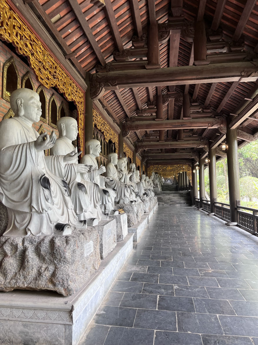 Les statues de Arhat à la pagode de Bai Dinh