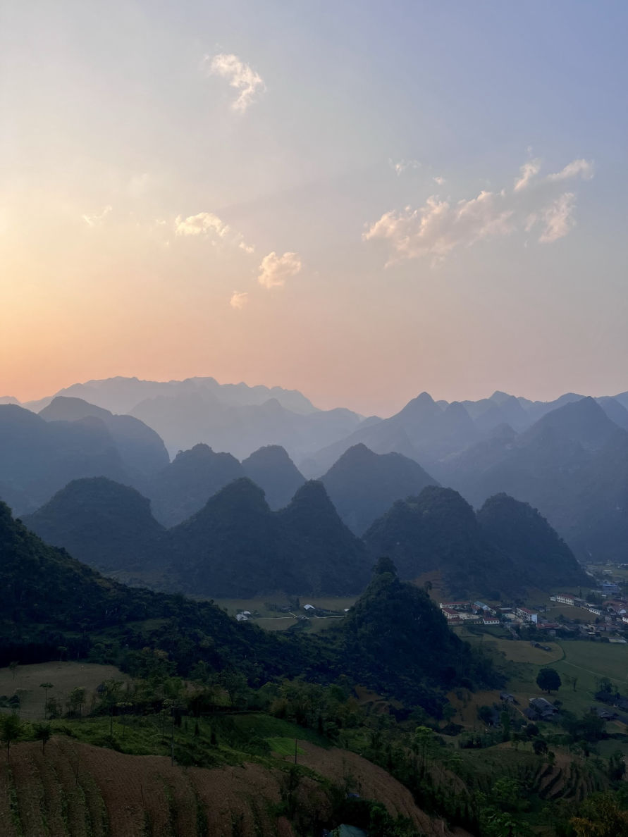 Coucher de soleil au point de vue Lũng Hồ