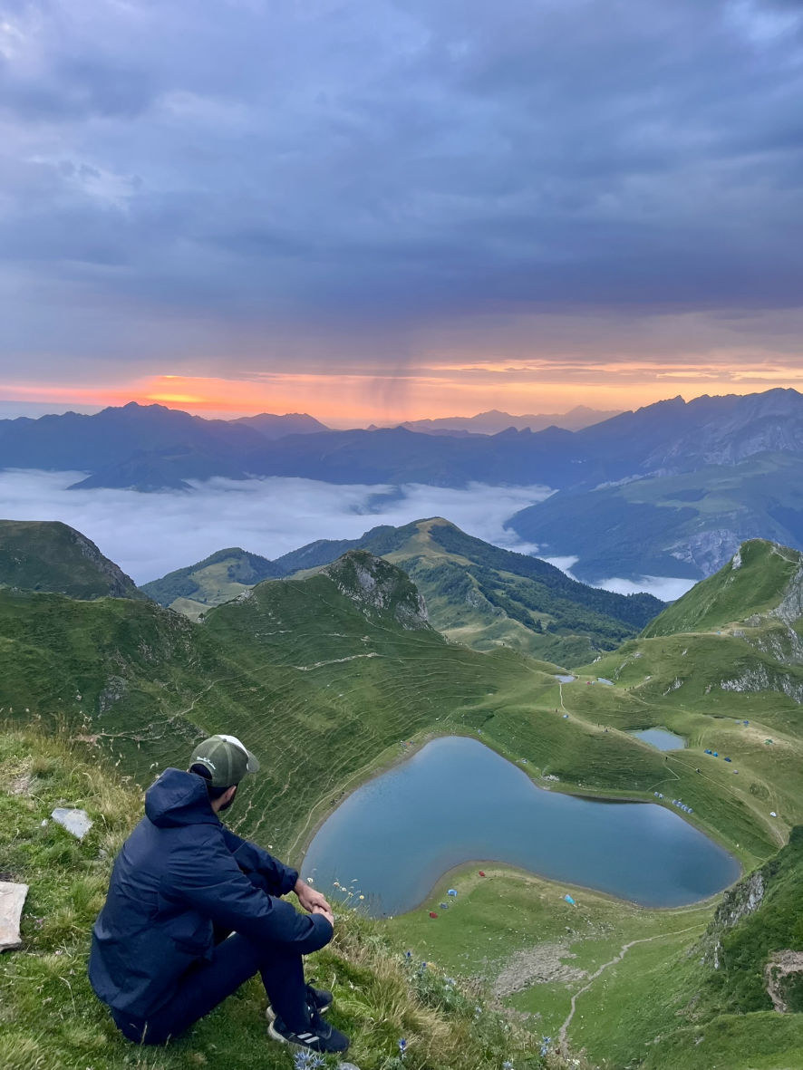 Lever de soleil avec une vue incroyable sur le lac du Montagnon