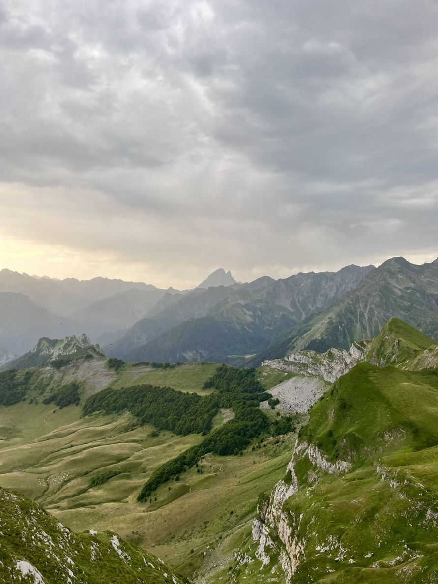 La vue sur le Pic du Midi d'Ossau depuis le pic Lasnères