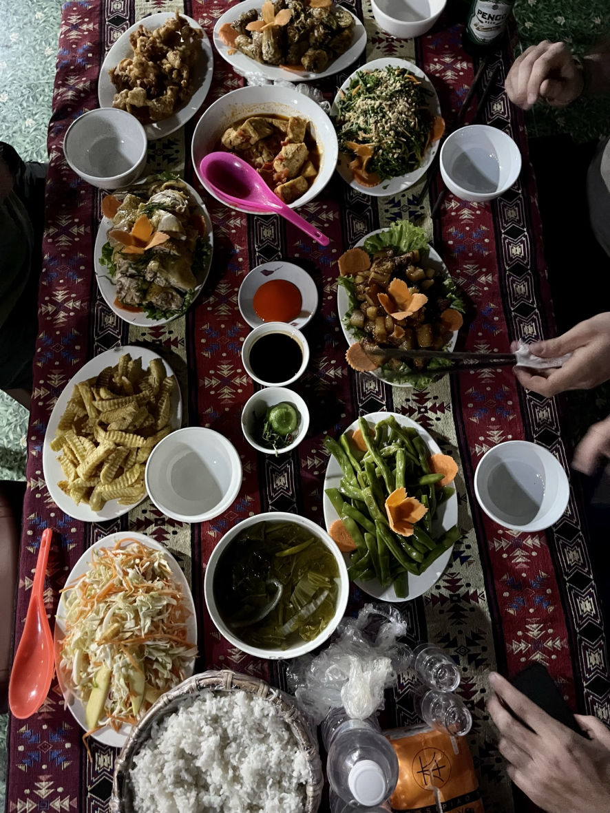 Repas asiatique convivial au Du Già Lô Lô Homestay
