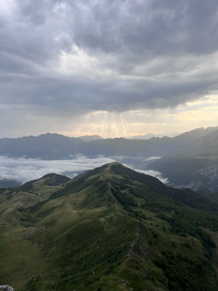 La vue sur les hauts sommets pyrénéens depuis le pic Lasnères