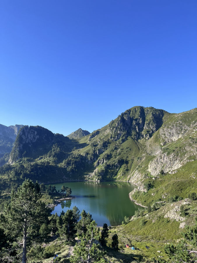 La vue sur l'étang bleu