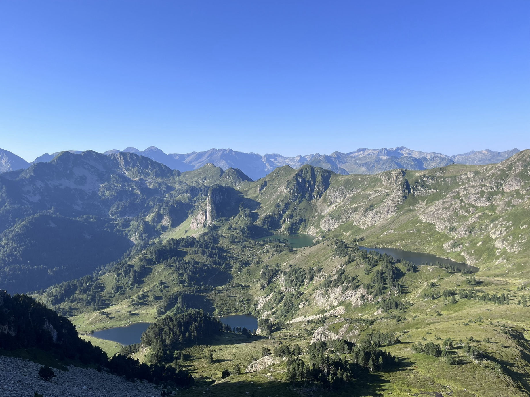 La vue sur les 3 étangs de Rabassoles depuis le Col de la Coumeille de l'Ours