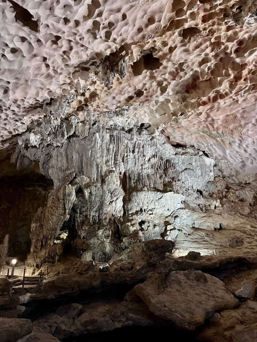 La Surprising Cave dans la baie d'Halong
