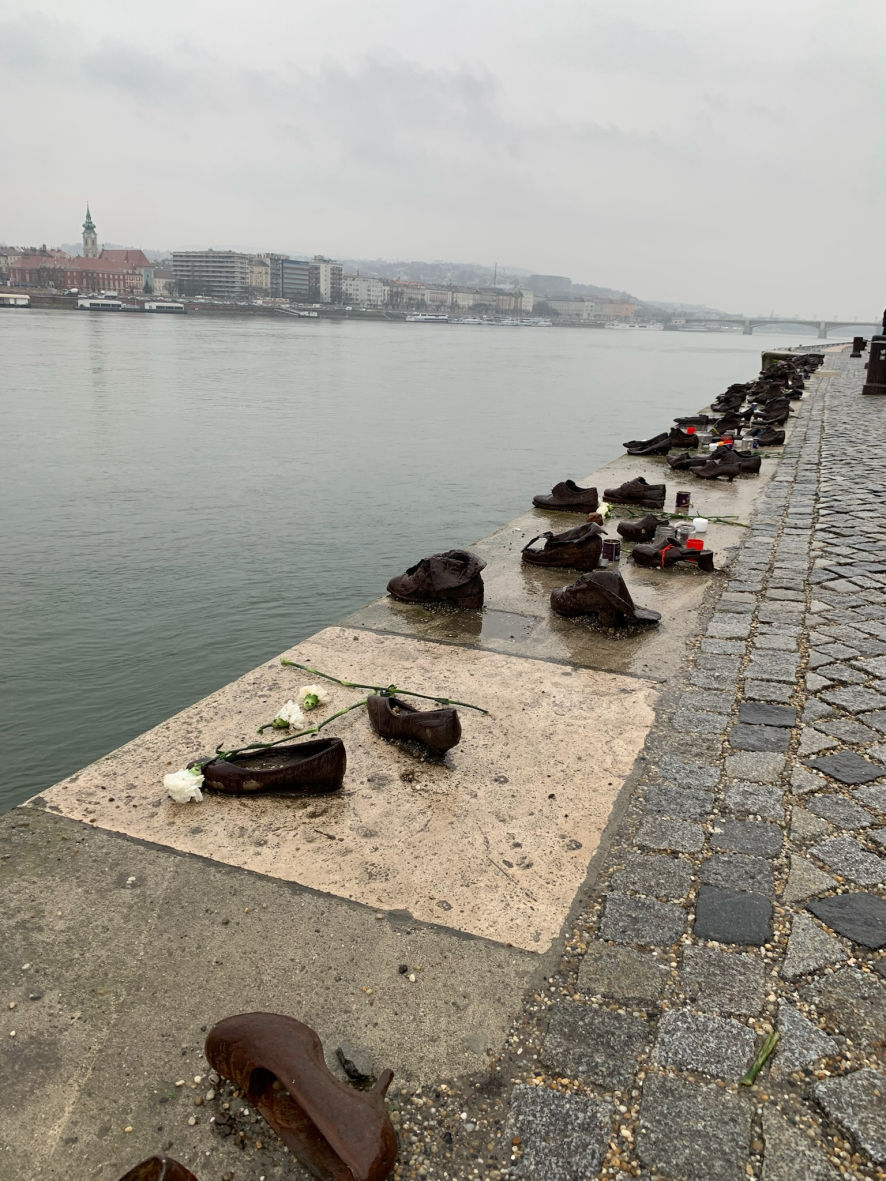 Le poignant mémorial des chaussures au bord du Danube