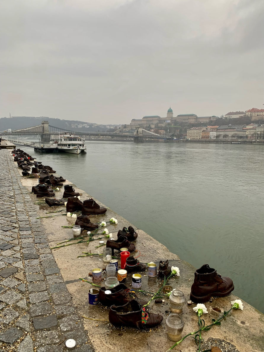 Le poignant mémorial des chaussures au bord du Danube