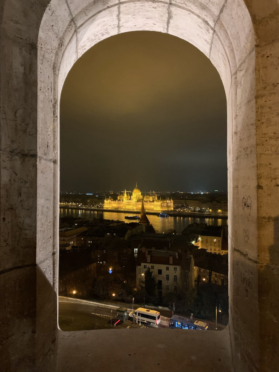 La vue depuis le Bastion des pêcheurs sur le Parlement