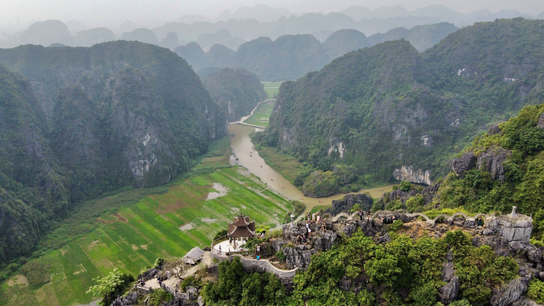 La vue en drone sur les rizières depuis Hang Mua à Ninh Binh