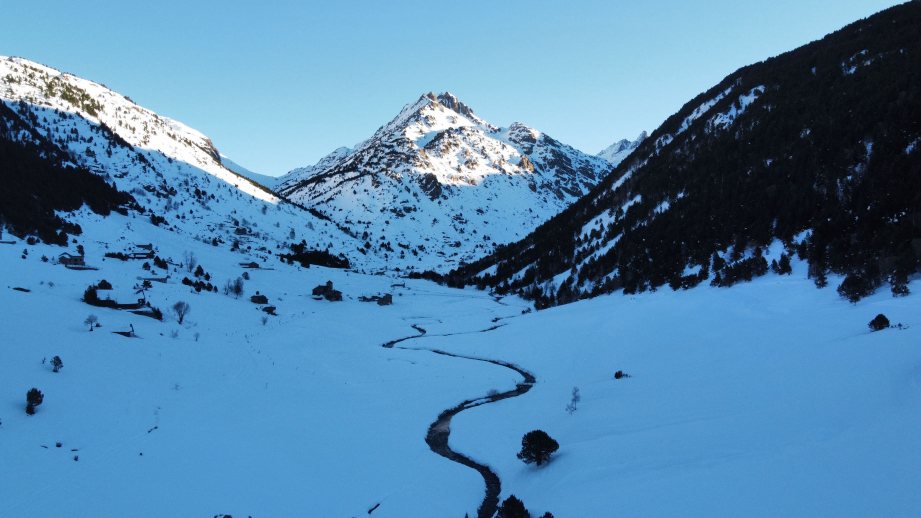 Les Pyrénées enneigées en Andorre dans la Vallée d'Incles